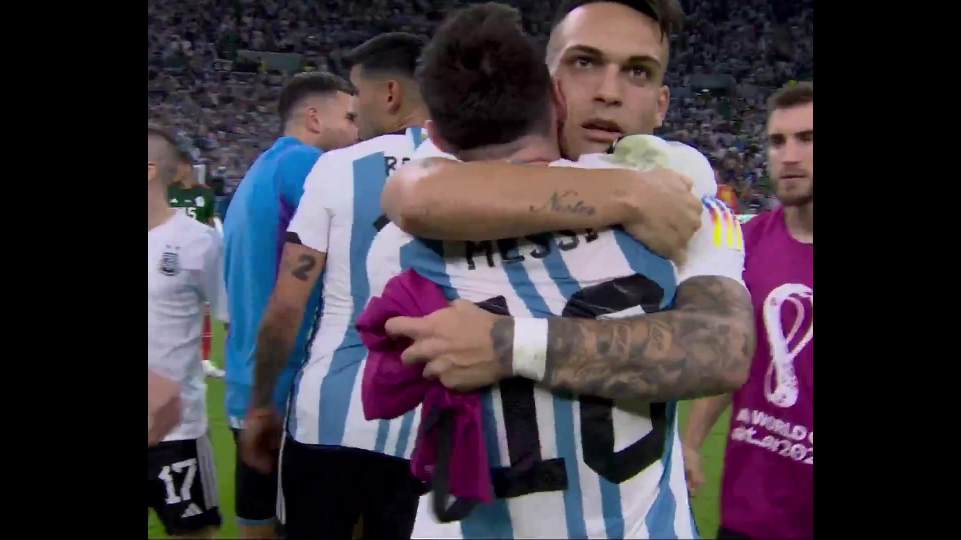 率领阿根廷取胜！梅西赛后和队友拥抱庆祝胜利！