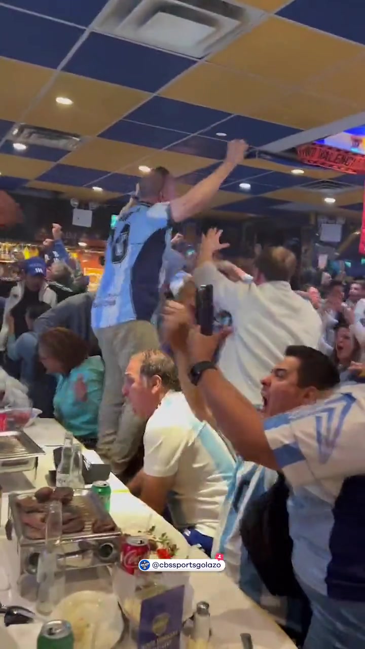 梅西世界波破门，身处纽约酒吧的阿根廷球迷彻底疯狂????
