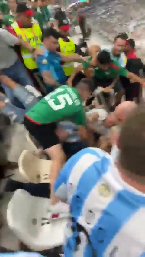 梅西进球！愤怒的墨西哥球迷把阿根廷球迷一顿狂揍