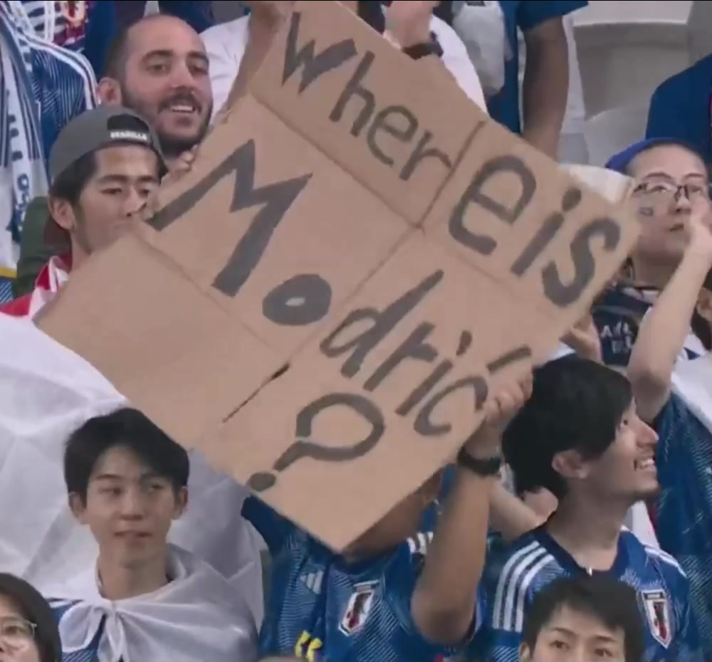 这样真的好吗？看台日本球迷高举牌子：莫德里奇，你在哪里？