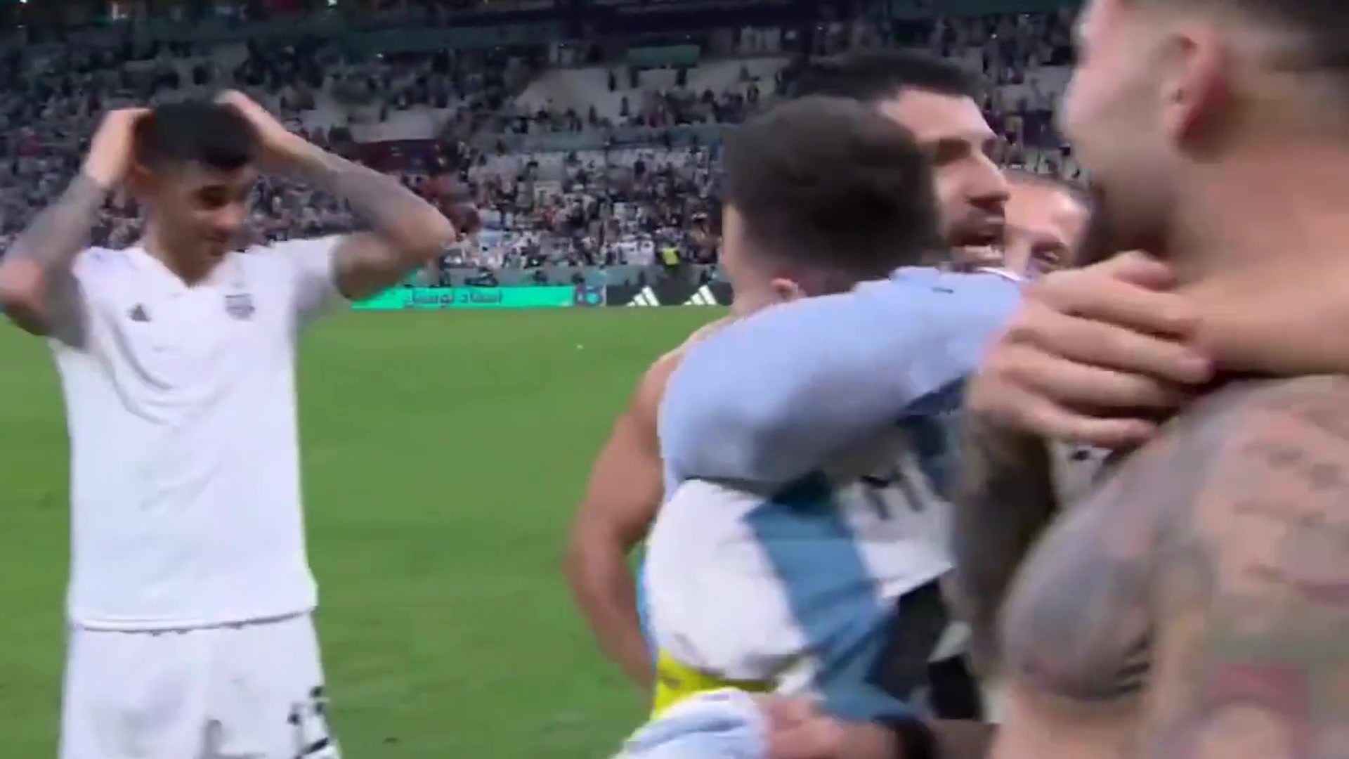 和梅西紧紧拥抱！阿圭罗在战胜荷兰赛后庆祝