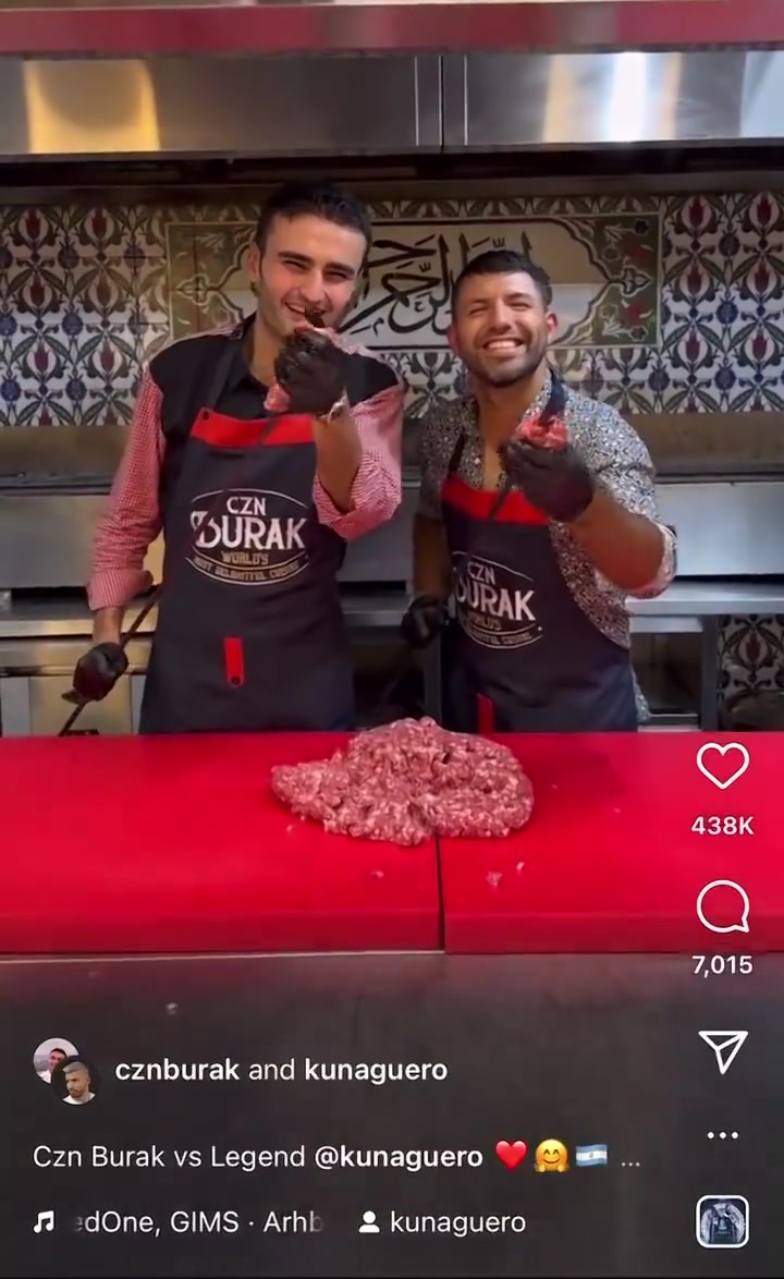 XSWL！阿圭罗和土耳其网红大厨“笑脸哥”学做烤肉????