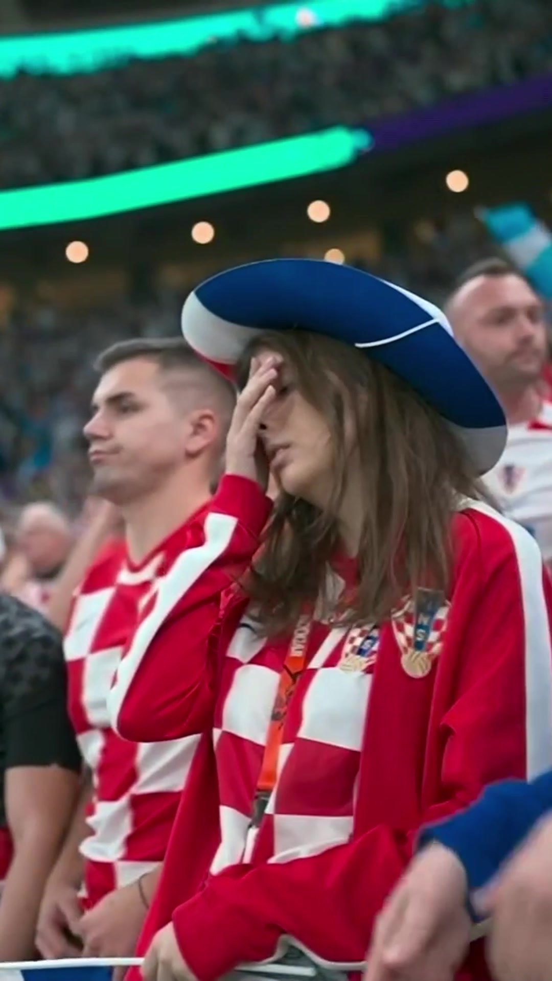 梅西上演神奇助攻，看台克罗地亚女球迷十分失望捂脸