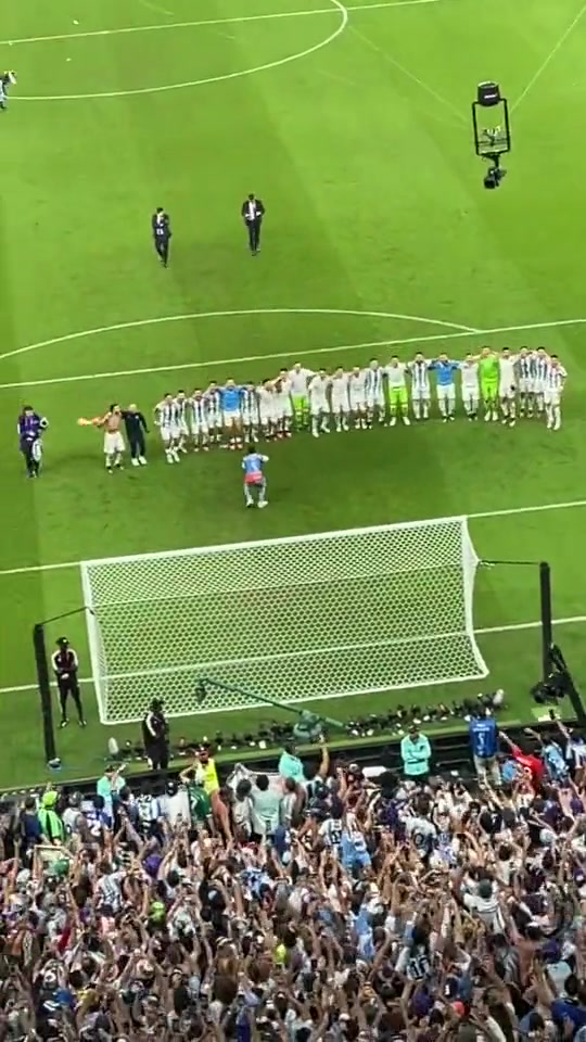杀入世界杯决赛！球迷实拍阿根廷众将赛后庆祝