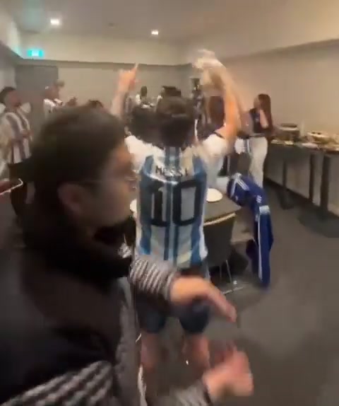 安妞在线庆祝！梅西家人庆祝阿根廷队晋级决赛