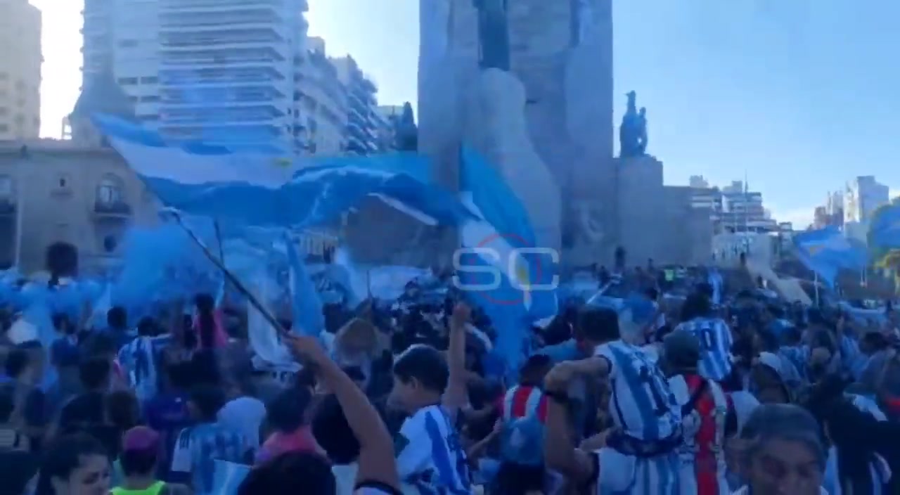 在梅西的家乡，人们疯狂庆祝阿根廷晋级决赛！