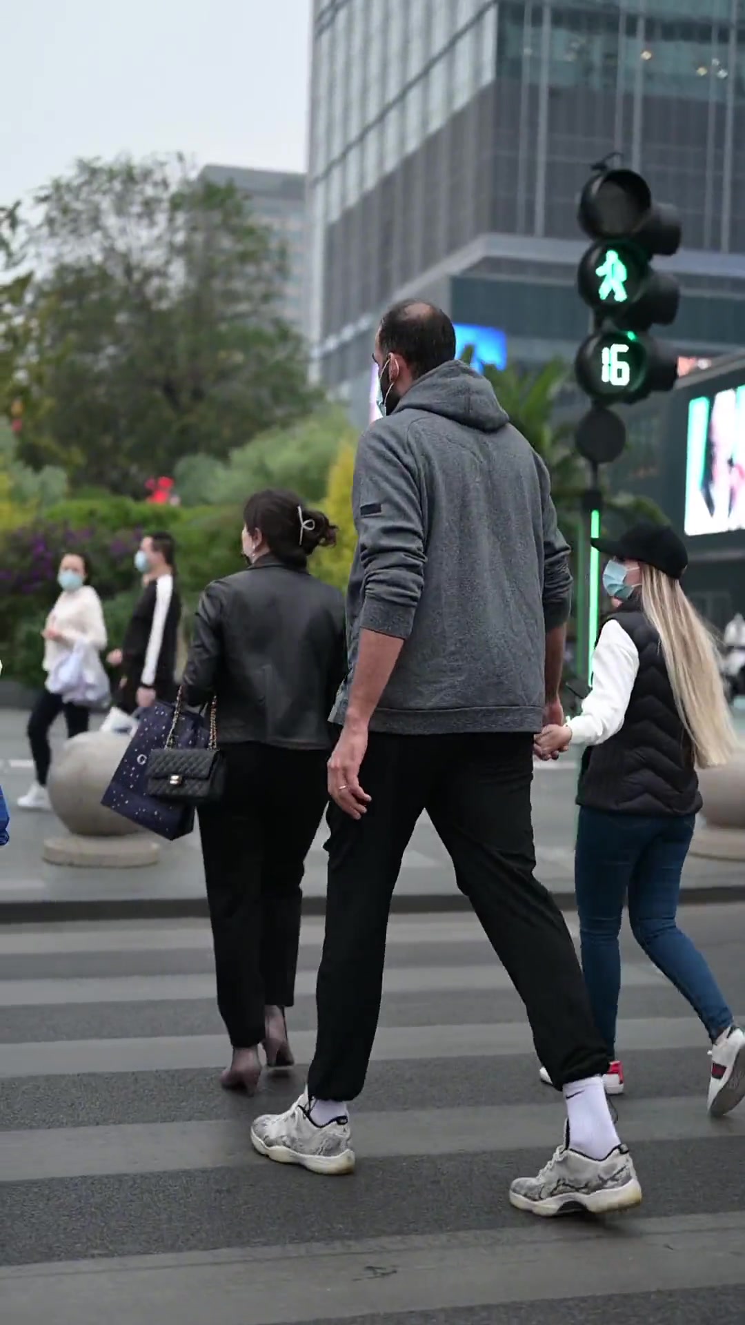 网友在成都街拍 拍到一位2米1巨人 没想到他女友竟如此娇小