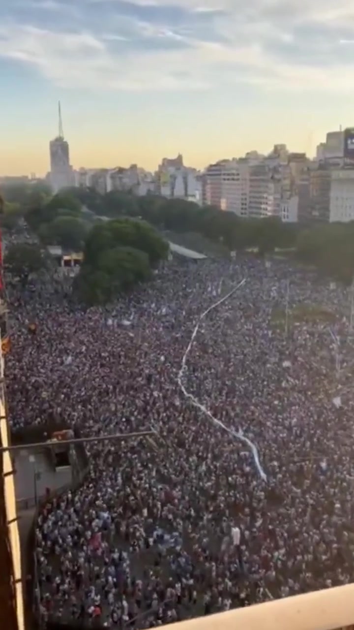 人山人海，蓝旗招展！阿根廷首都民众在方尖碑庆祝