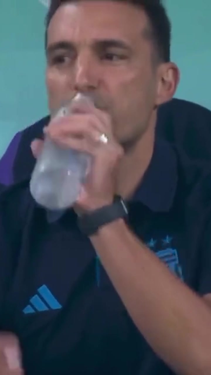 看梅西点球场边战术喝水的斯卡洛尼