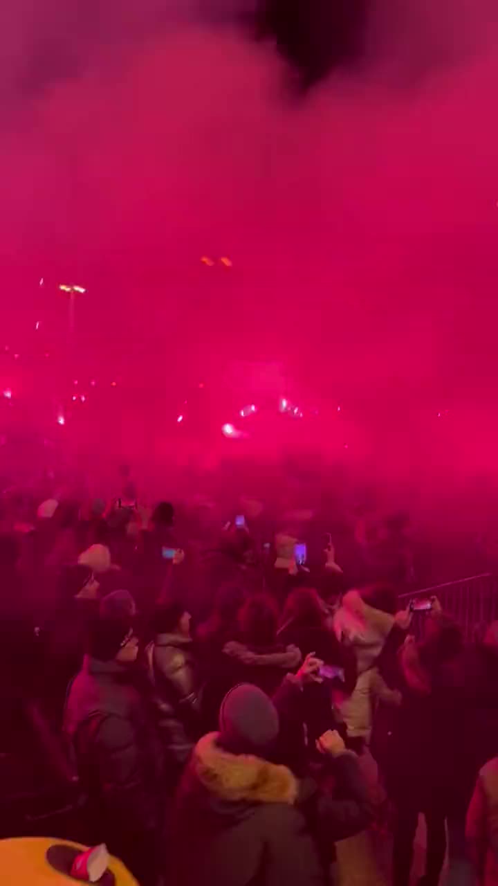 克罗地亚首都萨格勒布，球迷放烟火庆祝球队取胜！