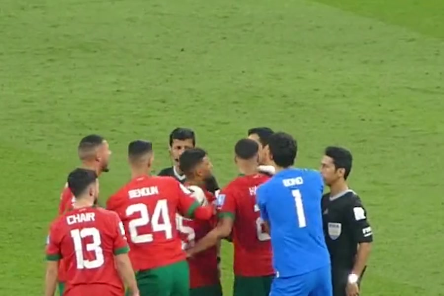 追着骂！摩洛哥球员赛后找主裁抗议