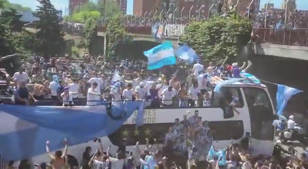 ????太疯狂了！阿根廷球迷从桥上往游行大巴跳，不慎失足掉落地面