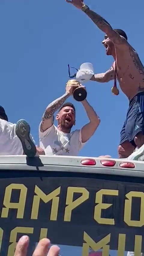 真的嗨！阿根廷夺冠游行，梅西高举大力神杯唱歌