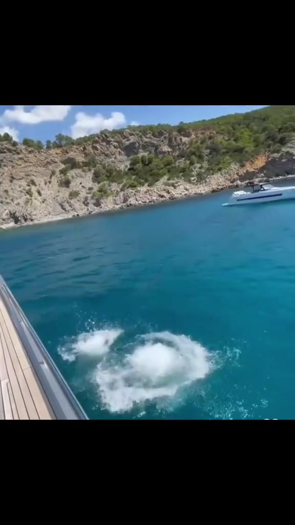 享受生活！????休假期间梅西坐私人游艇出去玩 体验高空落水