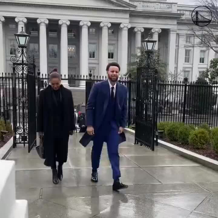 库里与队友们步入白宫 个个西装革履????