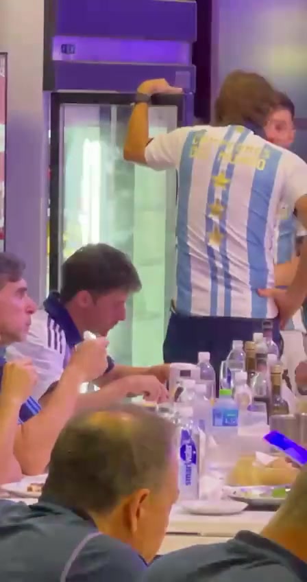 阿根廷夺冠后的饭局上 梅老板被偷拍视角 这戴奖牌的方式有点新颖