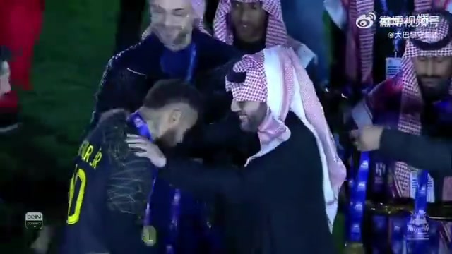 人人都爱梅老板???? 沙特王室给大巴黎颁奖时 只拥抱了梅西一个人