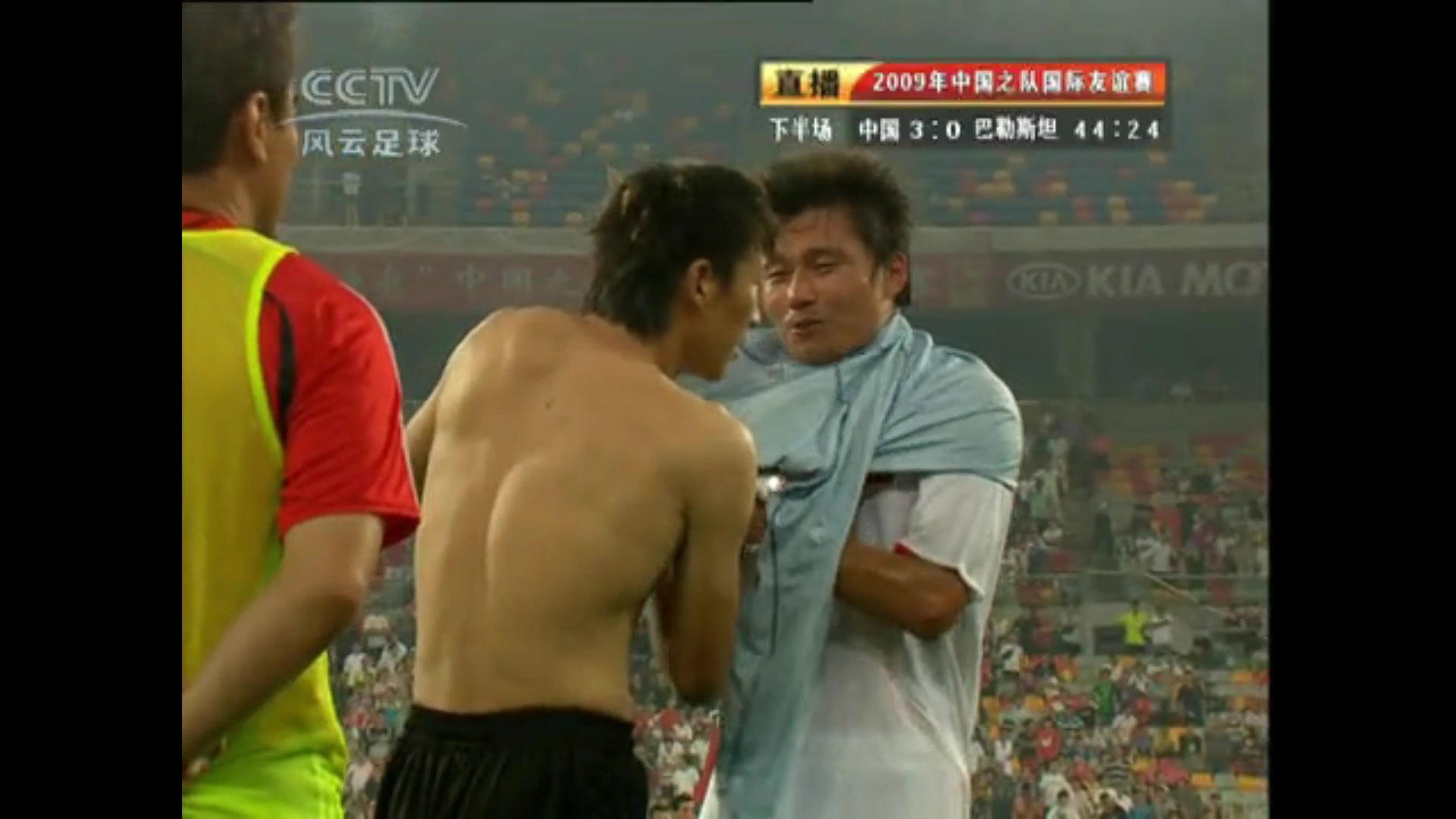 门将杨智被罚下，前锋郜林客串门将险扑点成功！