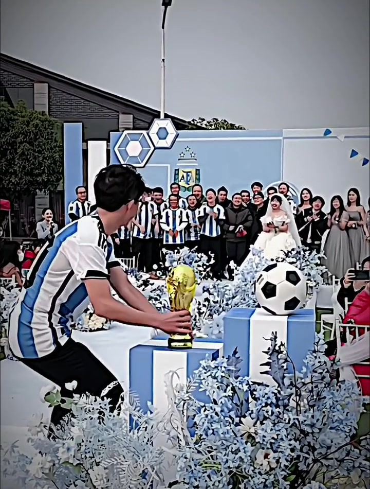 爱情和足球最美的样子 一对阿根廷球迷夫妻在婚礼上举起大力神杯