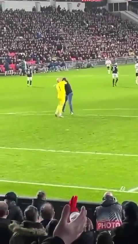 另一个视角，一球迷闯入球场攻击塞维门将 被塞维门将摁倒！