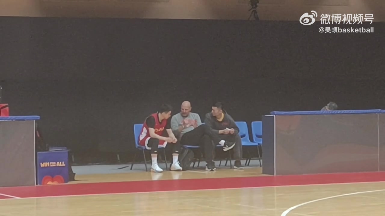 很重视！中国男篮训练结束后 乔帅单独指导赵继伟 旁边是刘炜