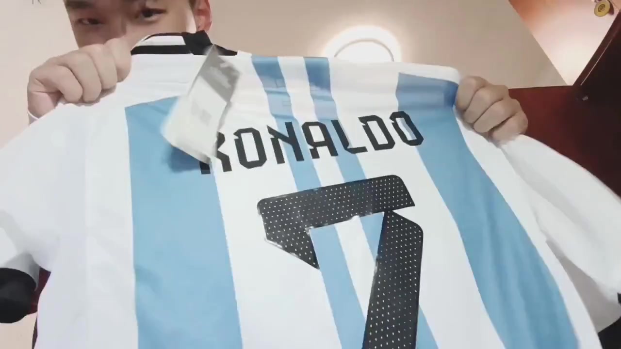 梅西和C罗球迷都沉默了！小伙买了一件阿根廷冠军球衣印上C罗名字
