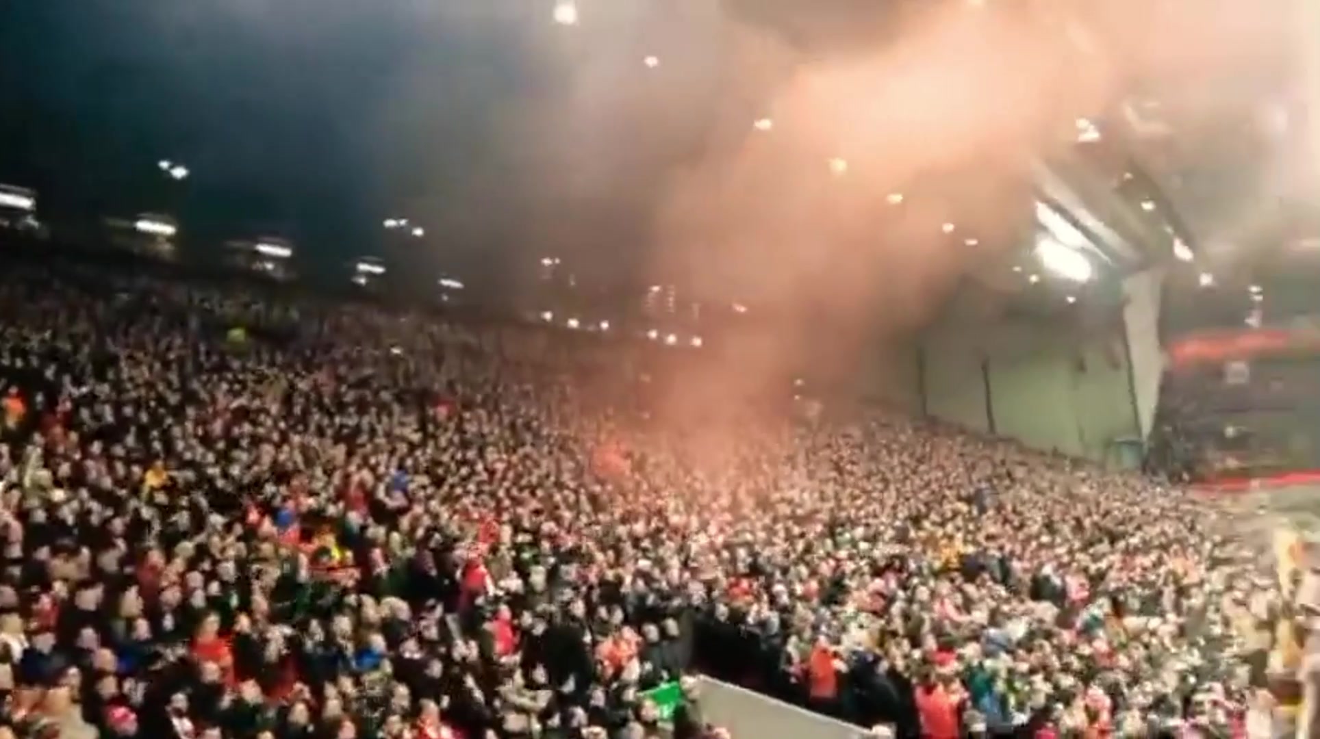 疯狂庆祝！嗨不停！利物浦7球血洗曼联！球迷看台疯狂庆祝！