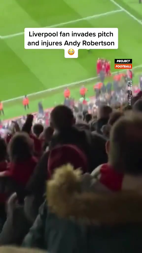 利物浦球迷冲入球场庆祝进球误伤罗伯逊和琼斯