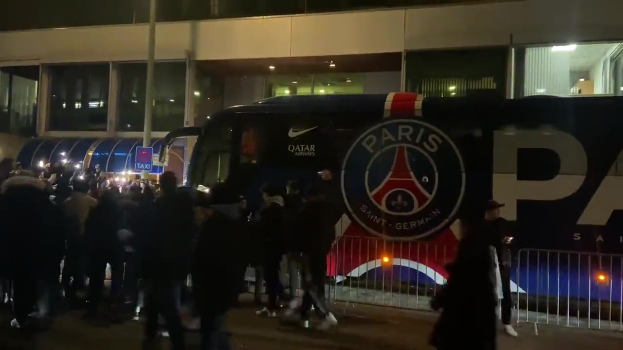 巴黎全队抵达德国慕尼黑，球迷高喊“梅西，梅西”