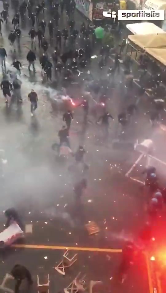 那不勒斯、法兰克福球迷爆发大规模冲突，疯狂投掷燃烧瓶、椅子等