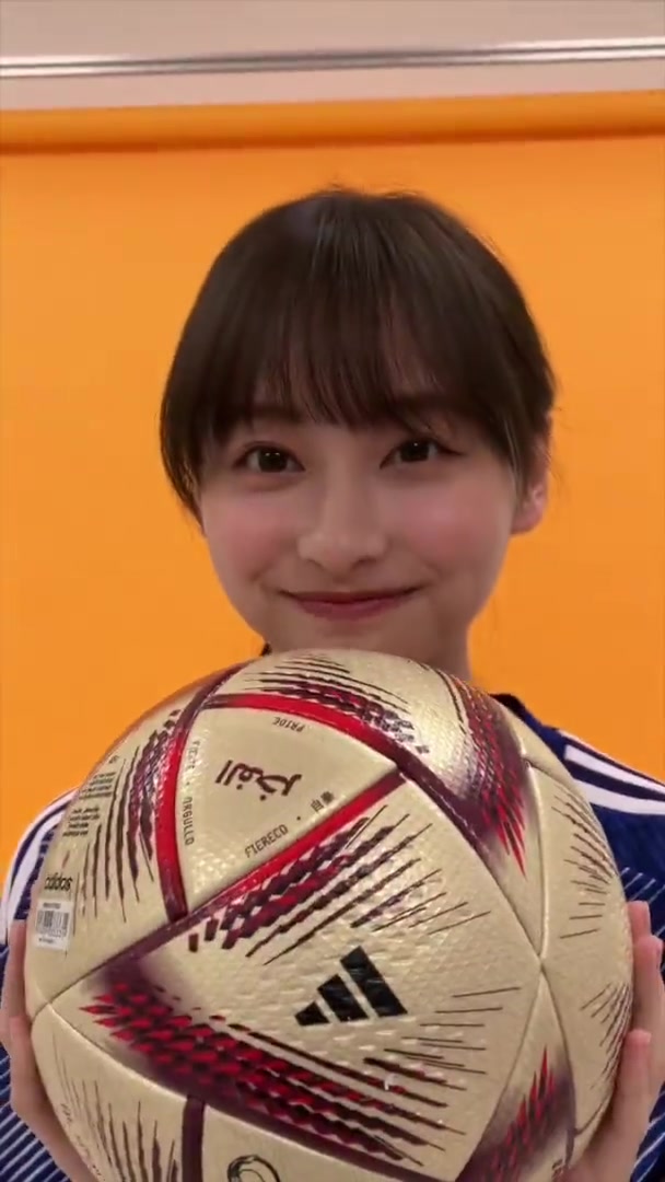采访三球王的日本女偶像拿着世界杯用球卖萌????