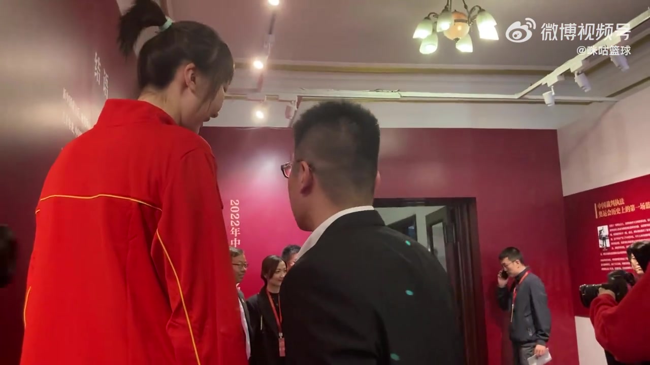 韩旭受邀参加中国篮球名人堂入堂仪式 与工作人员合影时高出好多