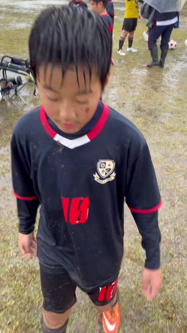 中国家长在日本：下大雨还踢球，教练都是免费的