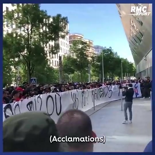 ????????巴黎球迷组织大规模抗议：厌倦了雇佣兵！必须解雇梅西！