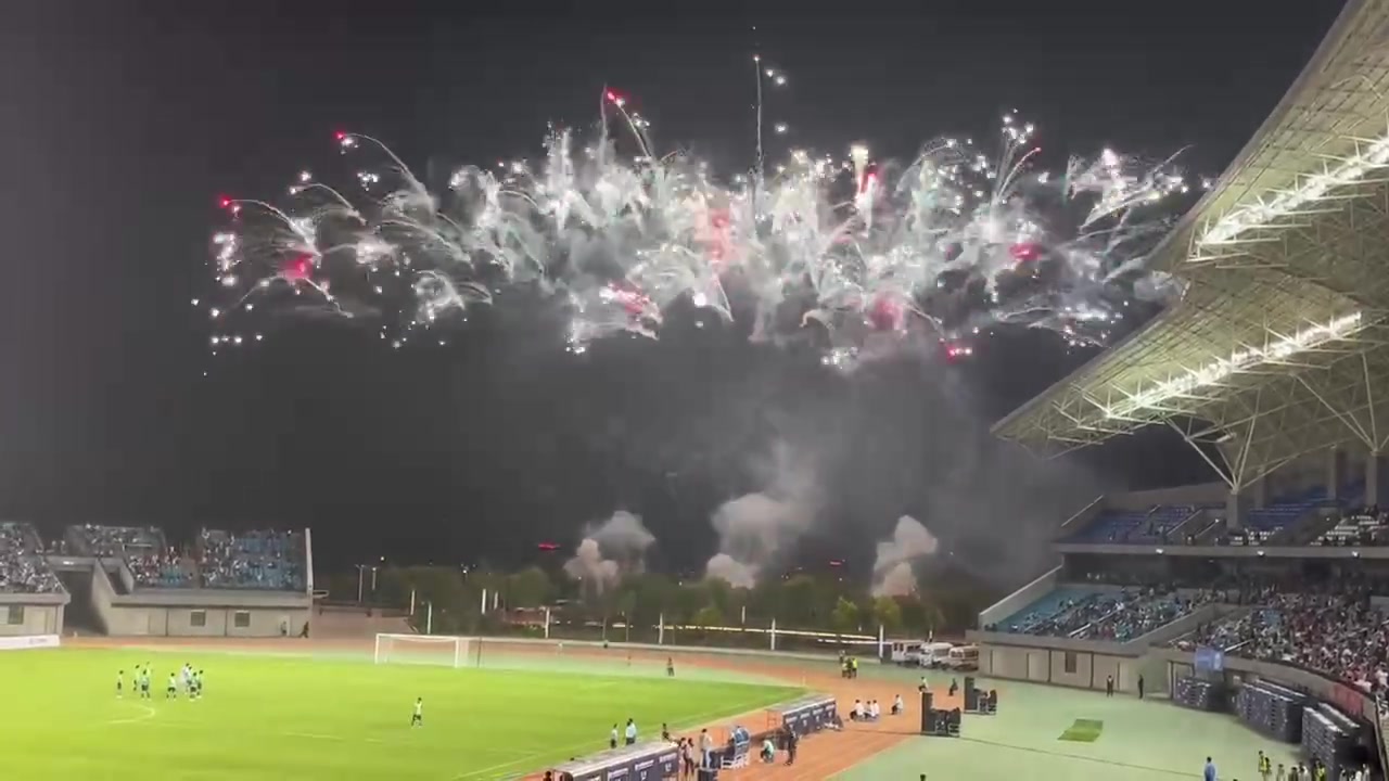 中国U21联赛开幕 吸引超1.2万球迷观战 现场还有烟花秀哦！