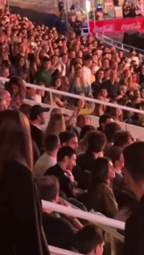 梅西在巴塞罗那观看酷玩乐队演唱会 现场观众齐声高呼“梅西”！