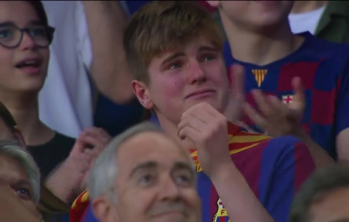 梅西经典进球在诺坎普播放时，现场的球迷看哭了