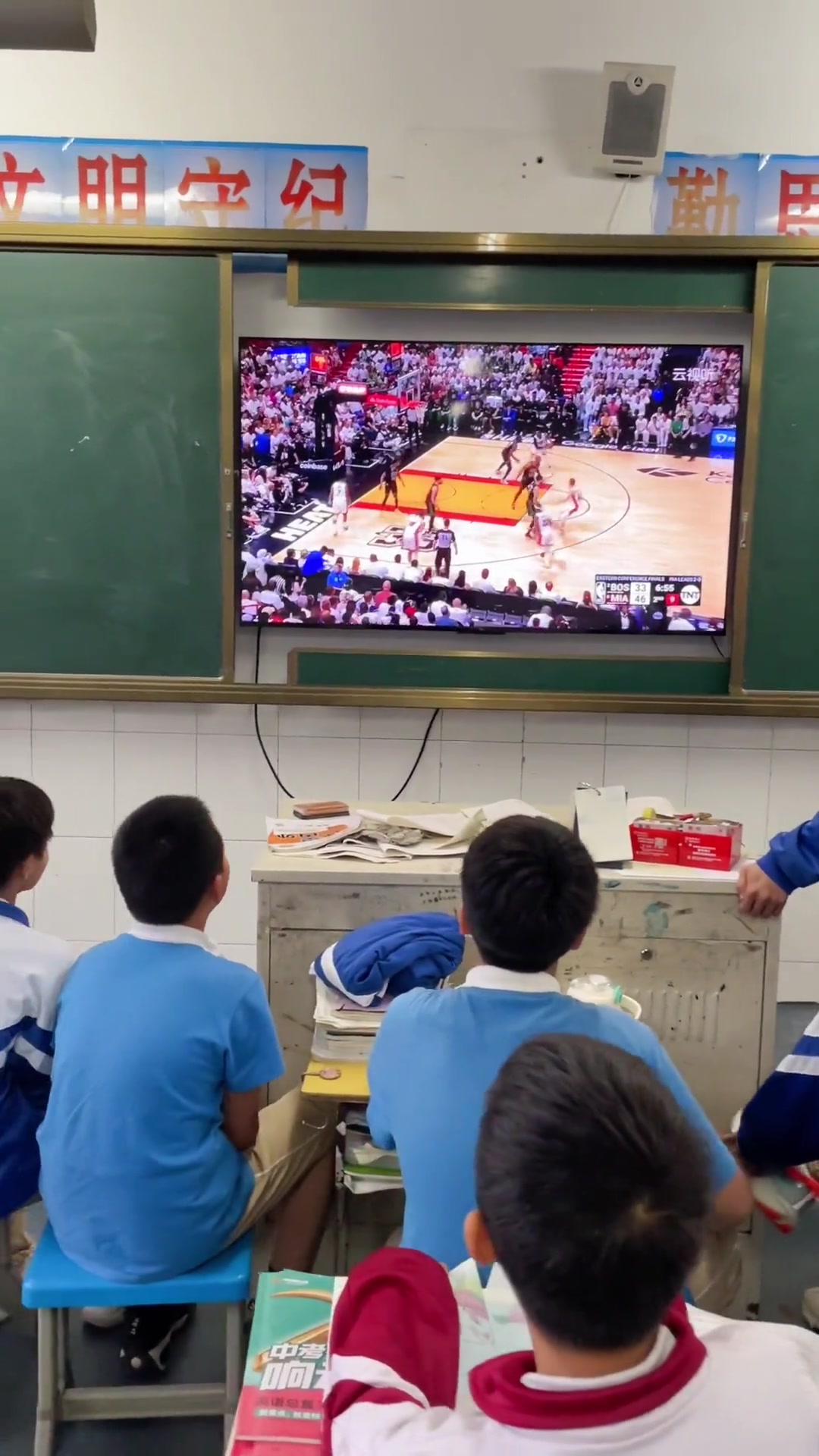 现在的小朋友真幸福，能在教室里看NBA了????