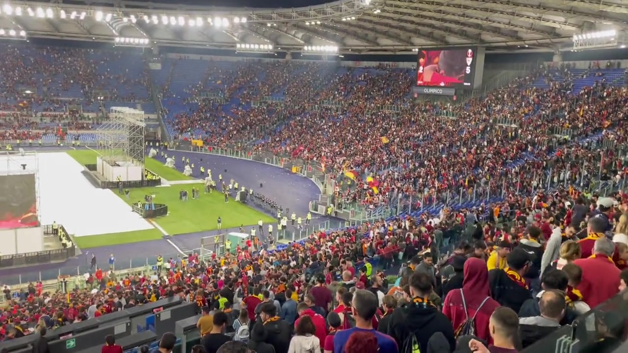 为你们骄傲！罗马奥林匹克球场，球迷们仍为罗马送上热烈掌声