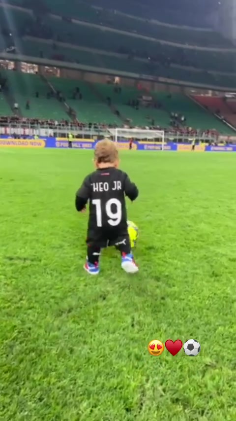 太可爱啦！特奥家1岁多的小宝宝身穿米兰球衣在圣西罗踢球