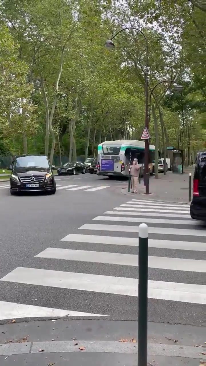 什么水平？梅西加盟巴黎时大量警车开道，获得皇室般待遇