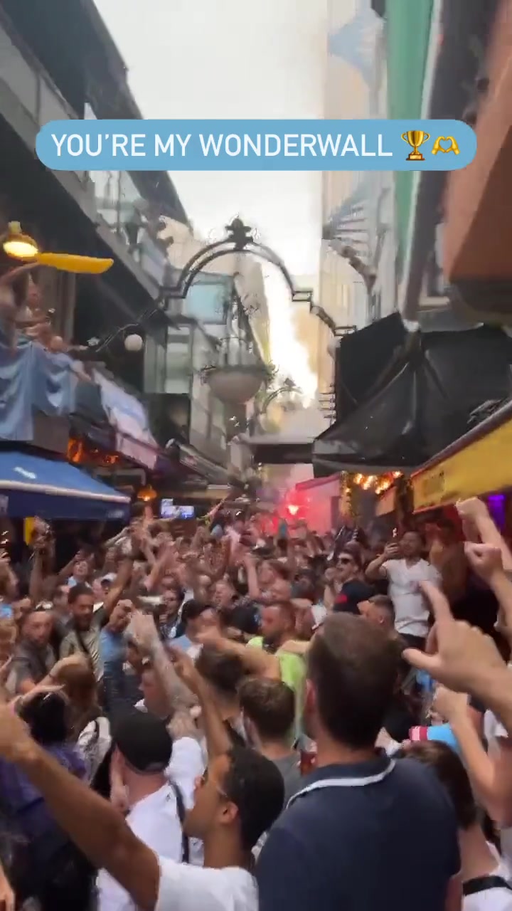 寸步难行！曼城球迷大街上高歌庆祝球队夺得欧冠冠军！