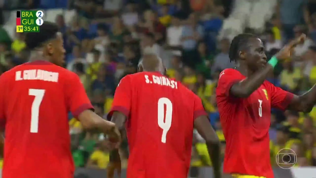 几内亚攻破巴西大门！吉拉西门前头球破门扳回一城！