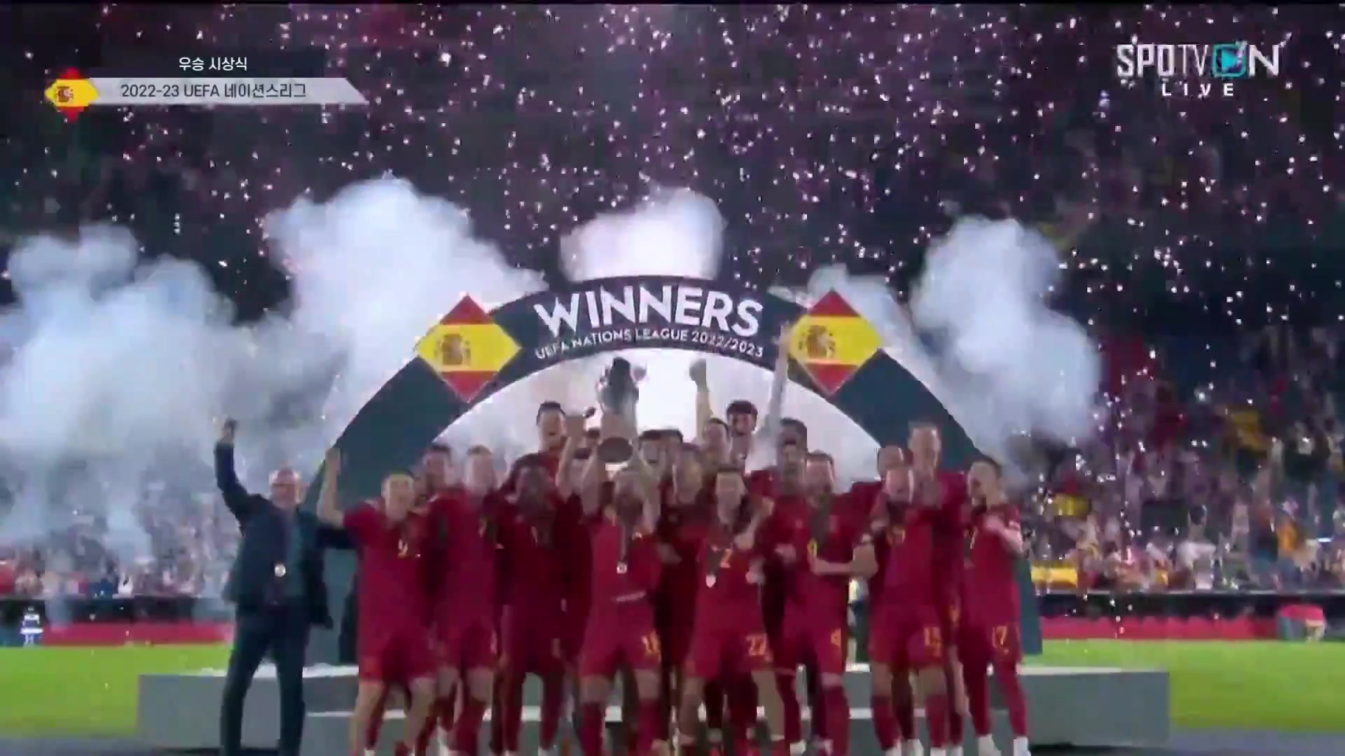 荣耀时刻！队长阿尔巴捧起欧国联奖杯，西班牙全队欢呼庆祝！