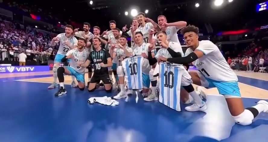 阿根廷排球队战胜法国队后举起梅西的球衣