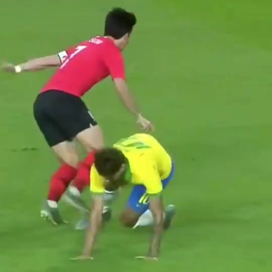 脚踝终结者！韩国vs巴西，孙兴慜连续假动作晃倒帕奎塔