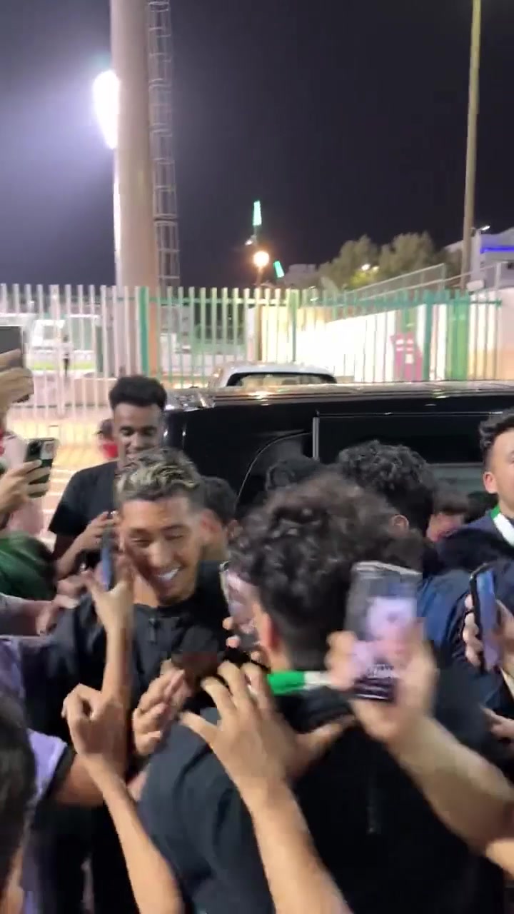 球王待遇！菲尔米诺在沙特被球迷热情包围