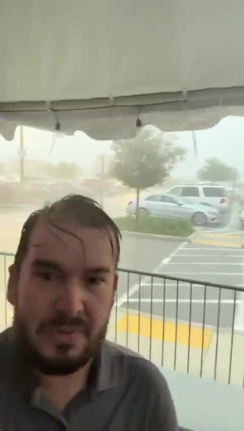 小心被刮走????迈阿密雷暴天气,记者被困在小帐篷下 全身湿透