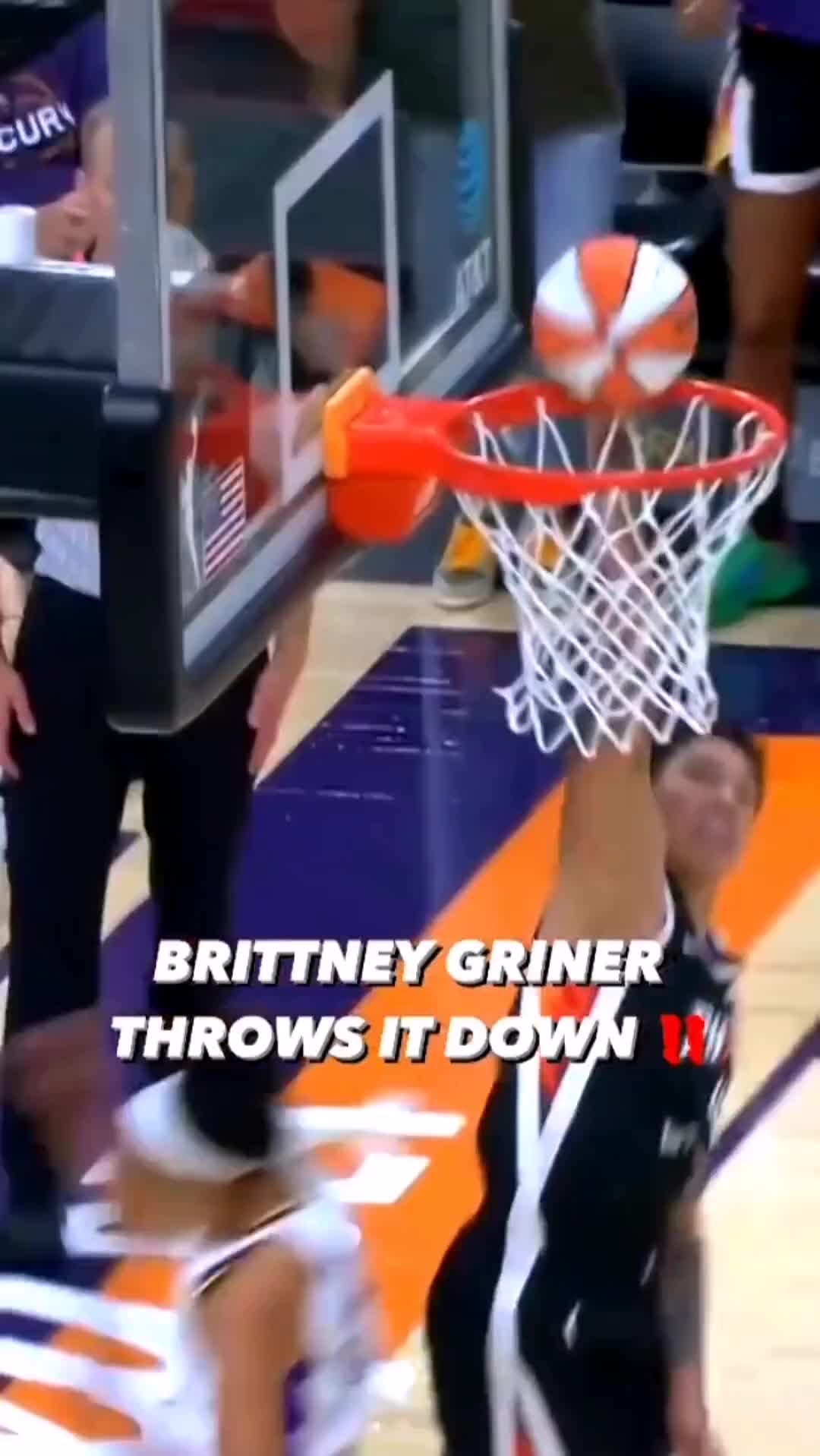 “女魔兽”格里娜奉献WNBA本赛季第一个扣篮