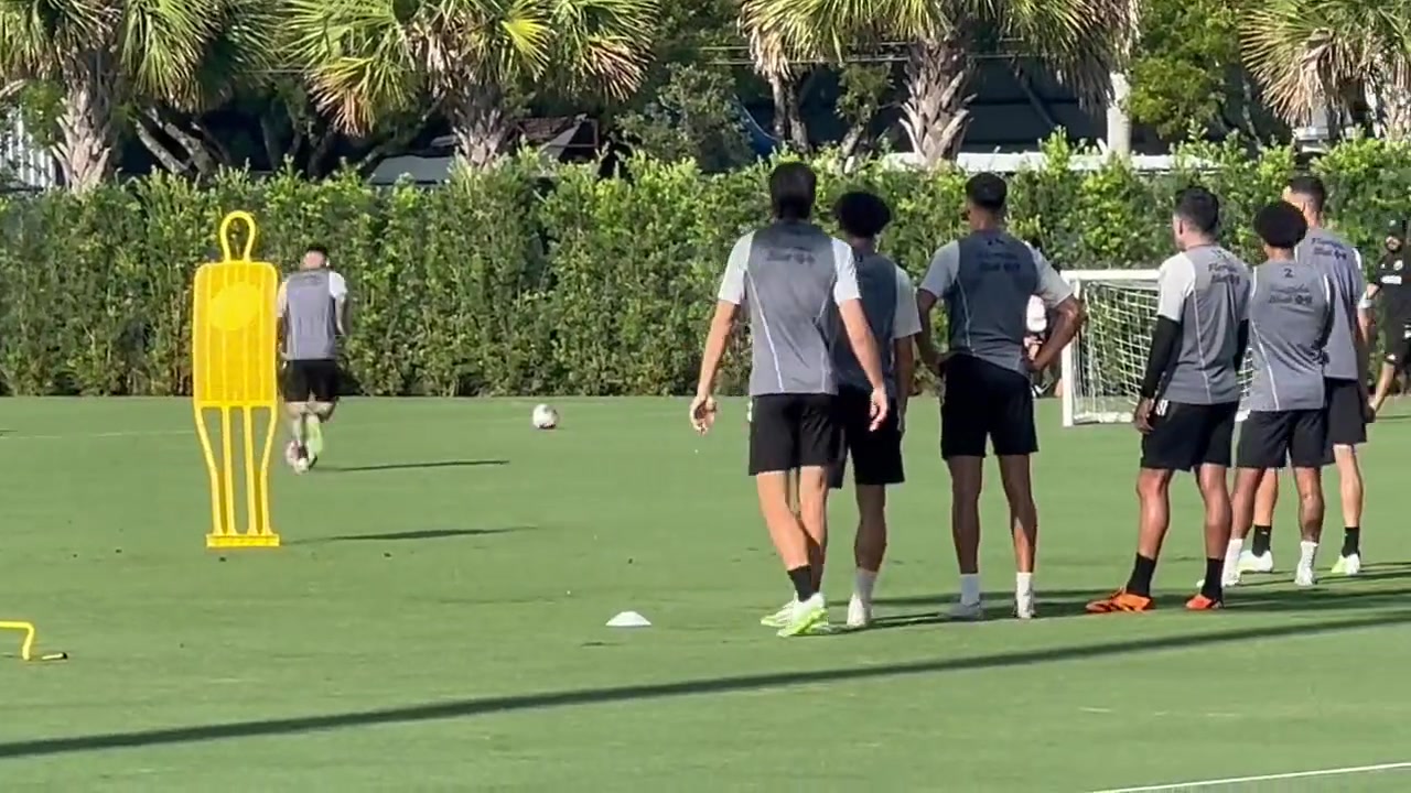 记录梅西在迈阿密国际的第一粒训练进球